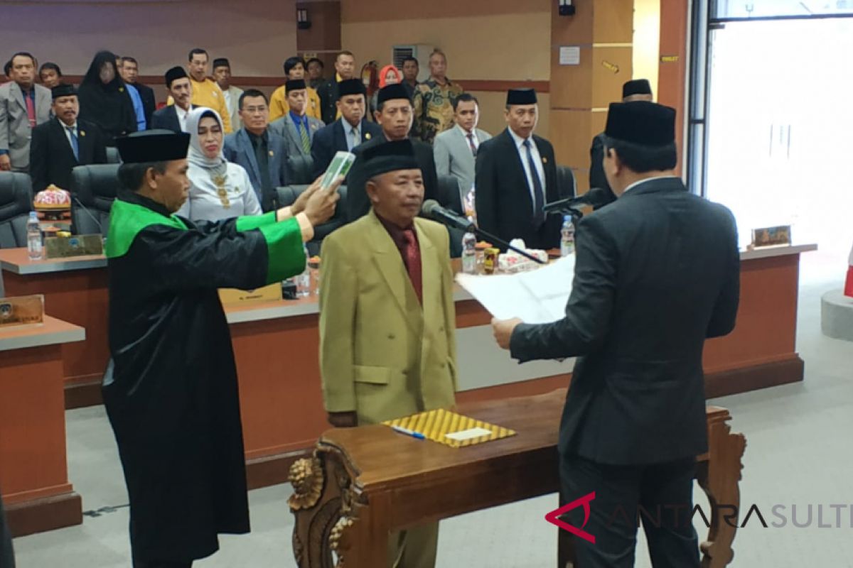 Ketua DPRD Kolaka lantik PAW Sainal Amrin