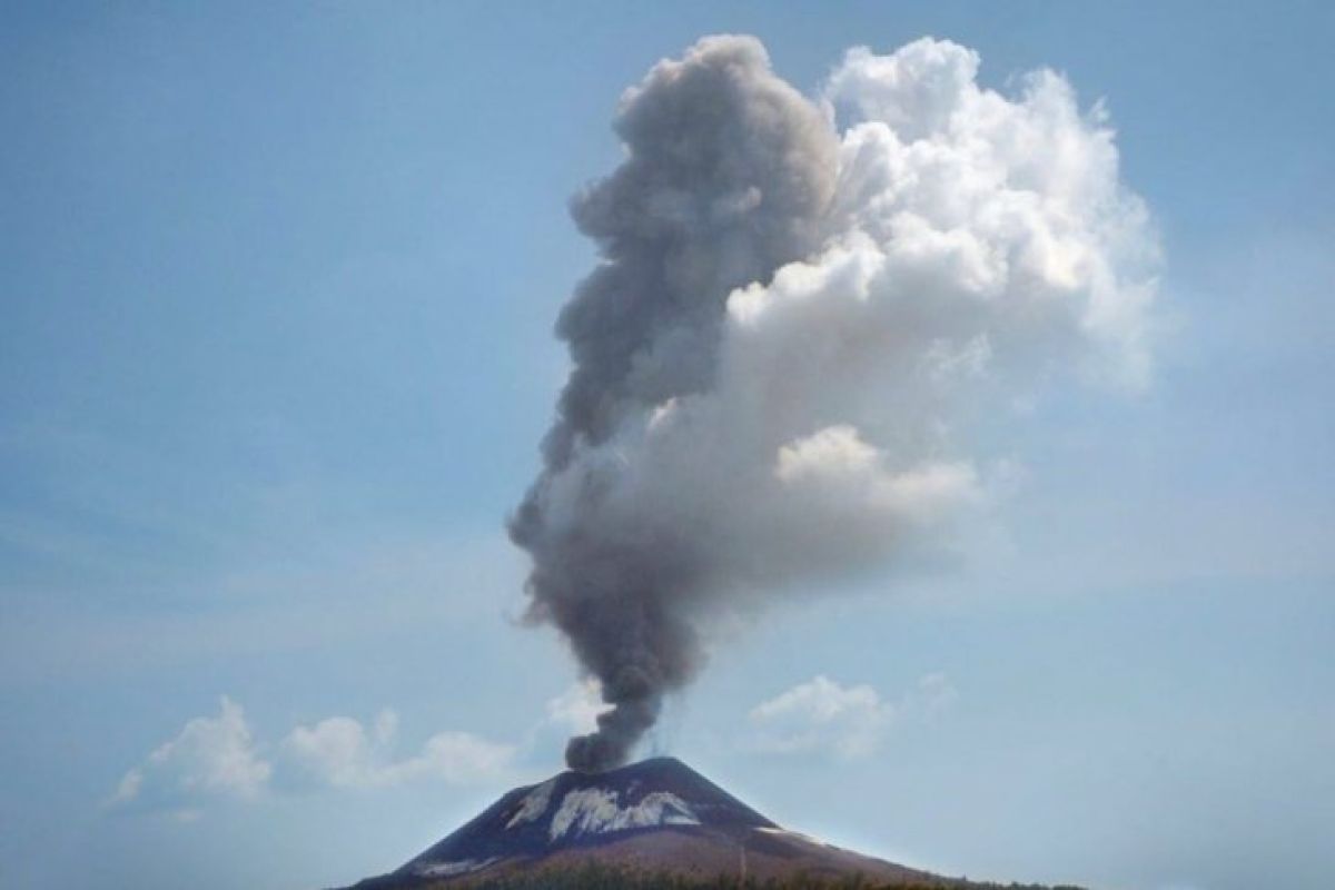 Terjadi 18 letusan, status Gunung Anak Krakatau waspada