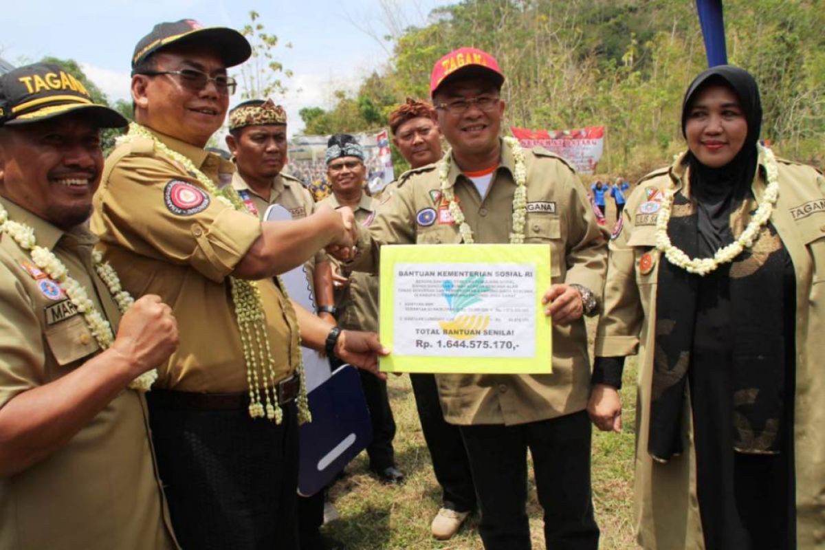 Kemensos Serahkan Bantuan Rp1,6 M Bantu Warga Cimanintin