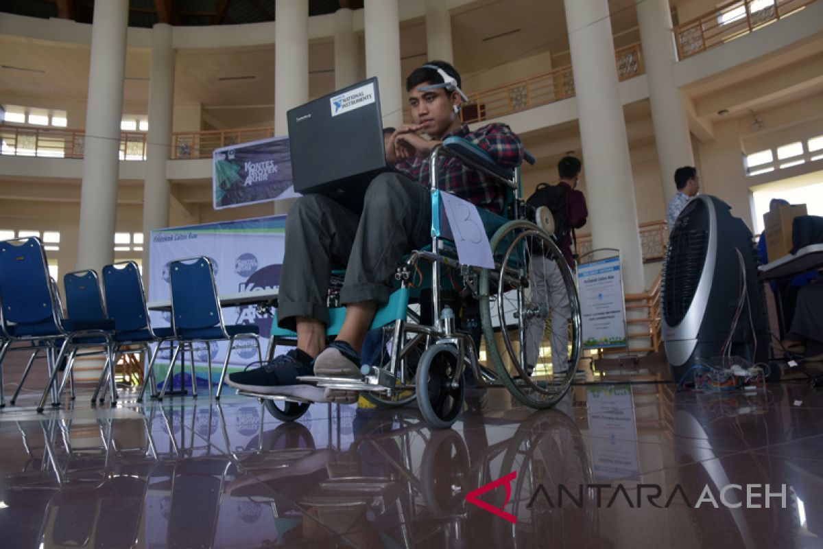 Mahasiswa Riau kembangkan kursi roda berkendali pikiran