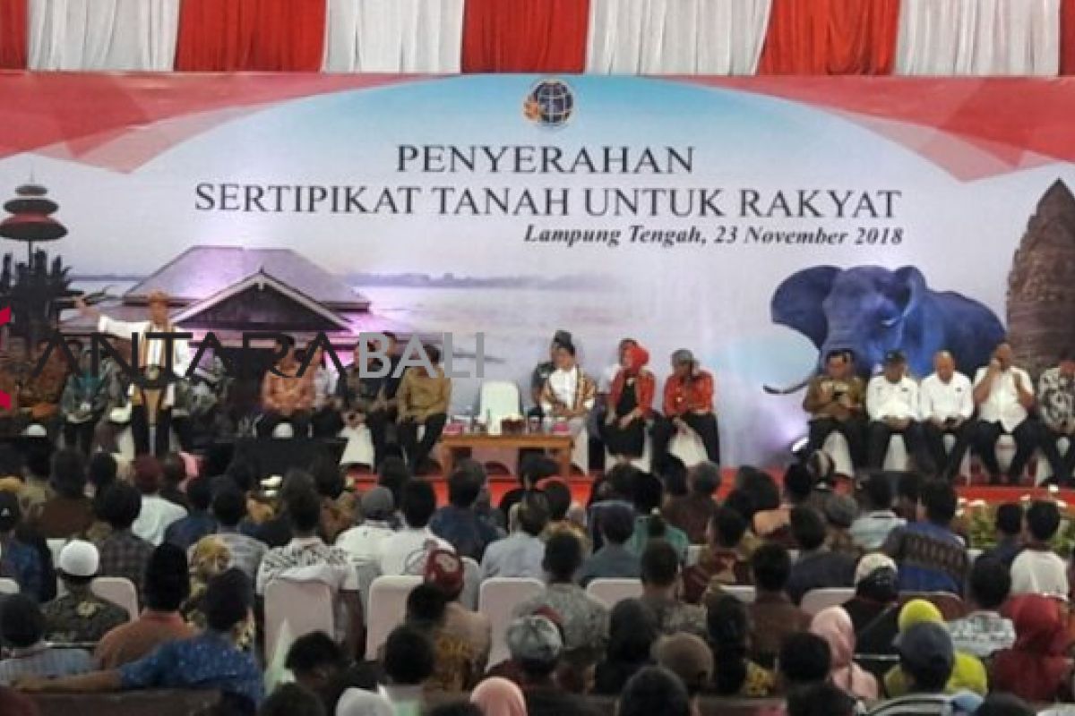 Presiden serahkan sertifikat tanah di Lampung Tengah