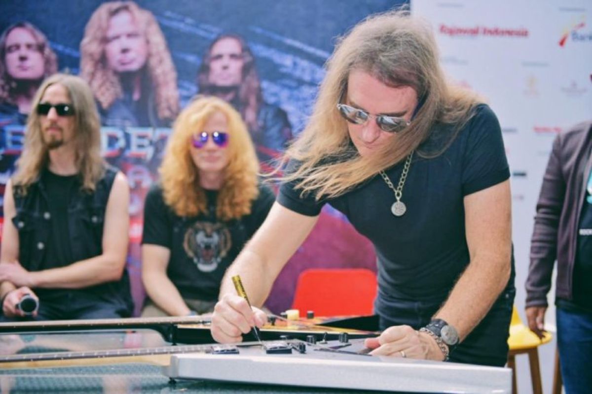 Megadeth lelang gitar untuk Palu & Donggala