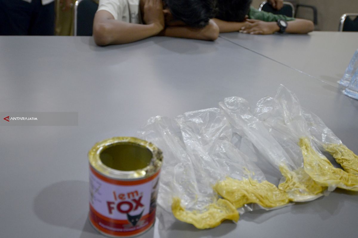 Lem yang Dihirup Lima Remaja di Surabaya Mengandung LSD