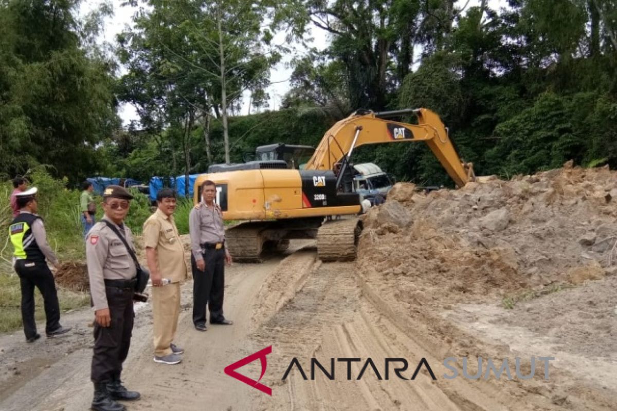 Pembersihan longsor Toba Samosir gunakan lima escavator