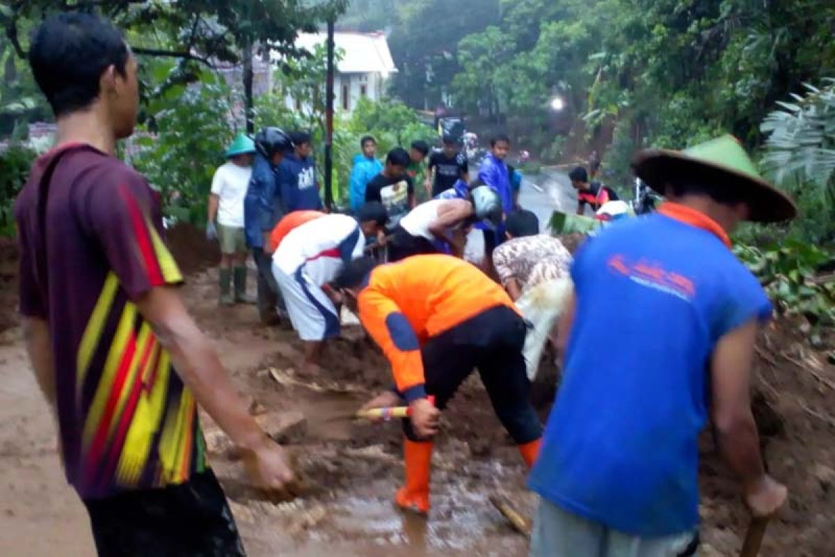 Jalan Banjarnegara-Kebumen longsor