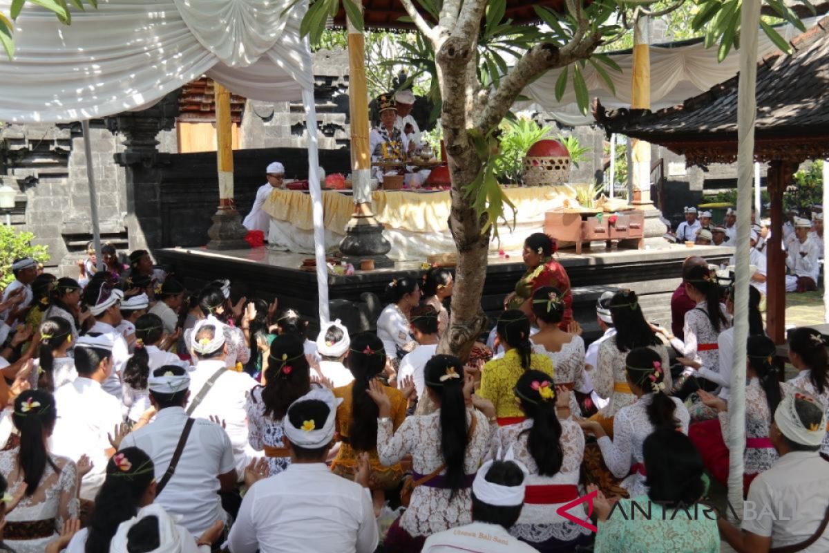 Ratusan mahasiswa Unhi Denpasar 