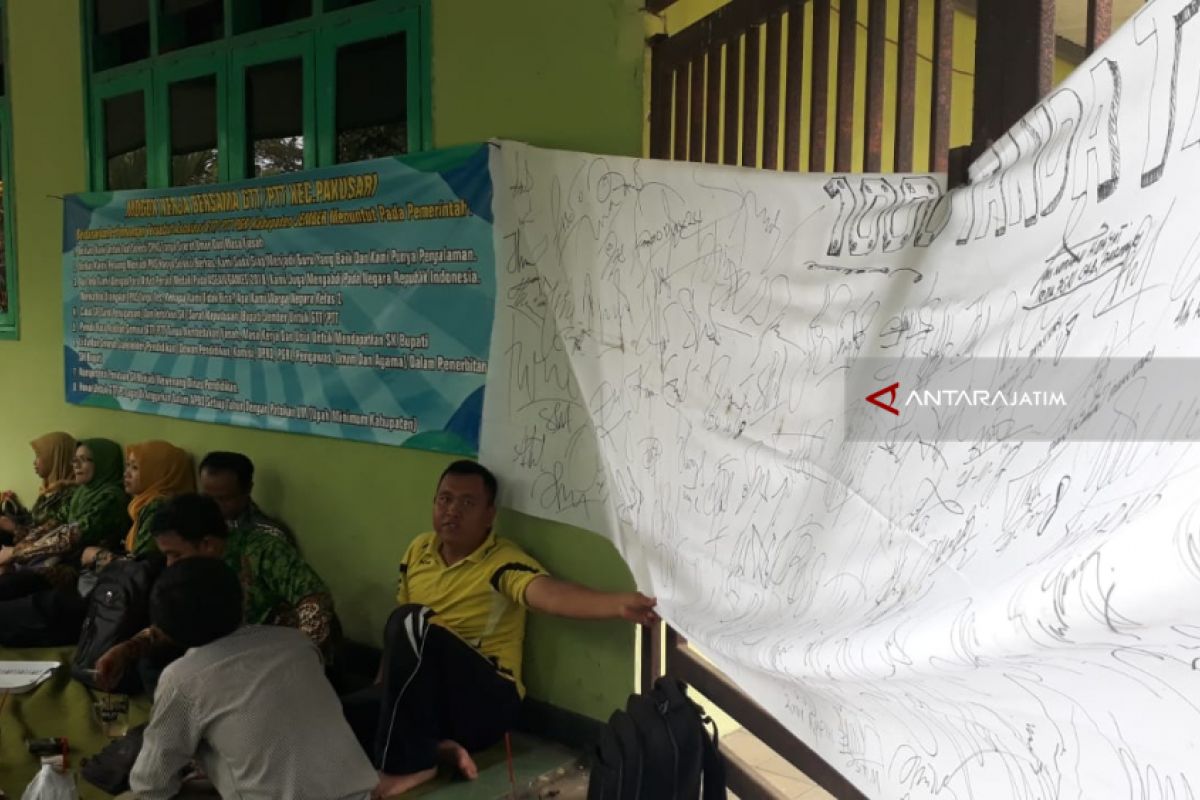 Puluhan GTT-PTT di Pakusari Jember Mogok Mengajar