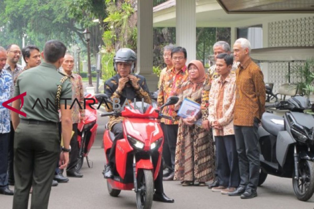 Jokowi yakin motor listrik Gesits diterima pasar