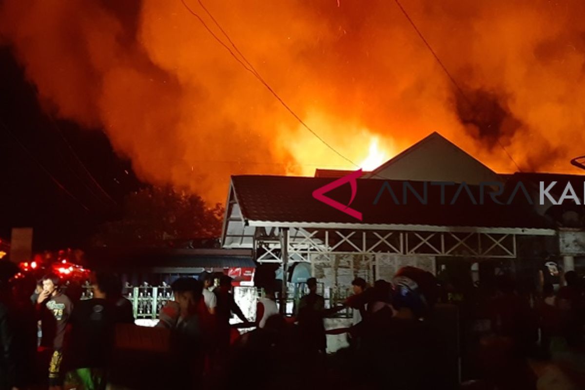 Kawasan padat penduduk di Muara Teweh terbakar