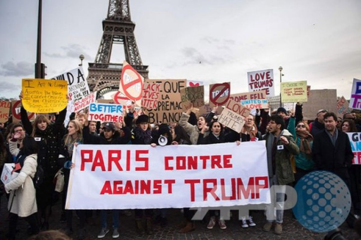 Perempuan pengunjuk rasa bertelanjang dada potong iringan Trump di Paris