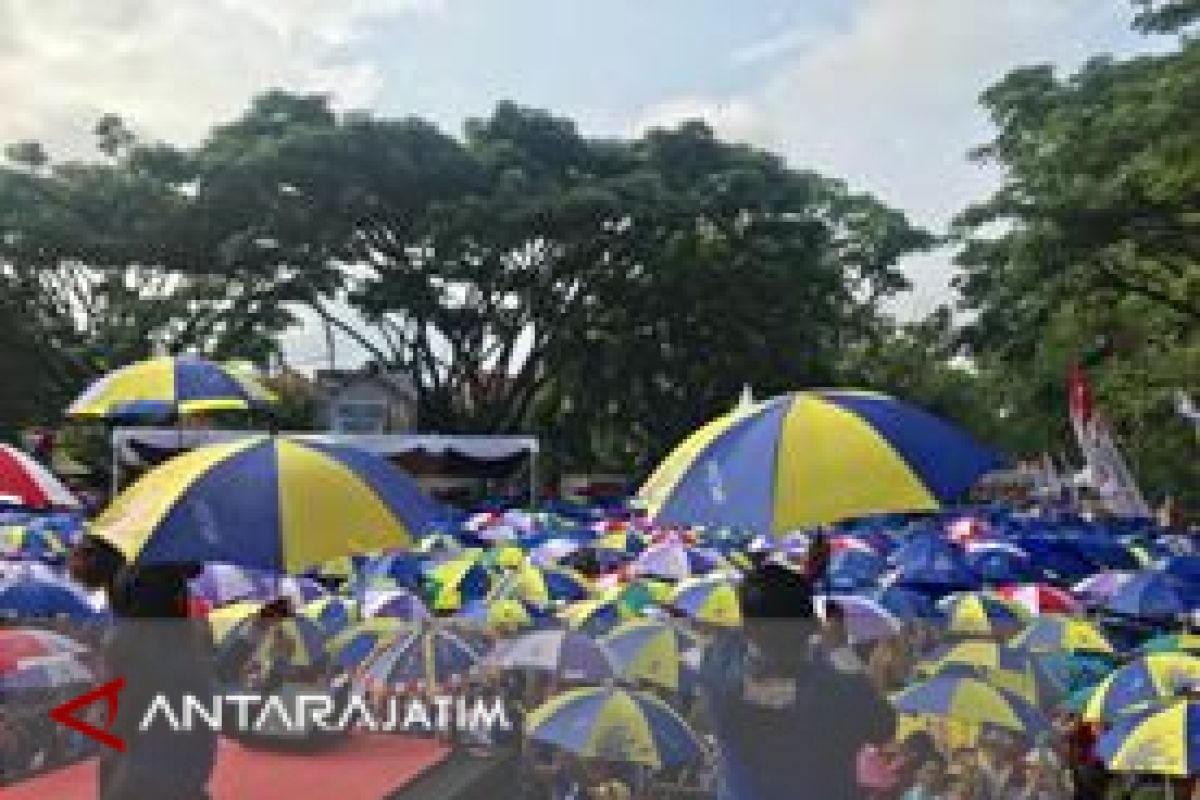 Aksi Goyang Payung Sadar Pajak Arema Pecahkan Rekor MURI