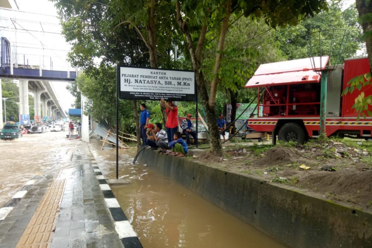 Mobil pemadam kebakaran bantu sedot banjir