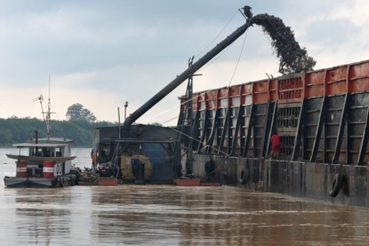 Aktivitas penambangan pasir di Sungai Batanghari