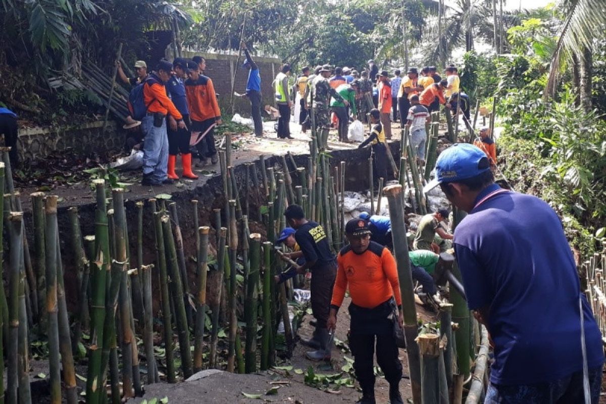 Jalan ambles, BPBD Banyumas lakukan penanganan darurat