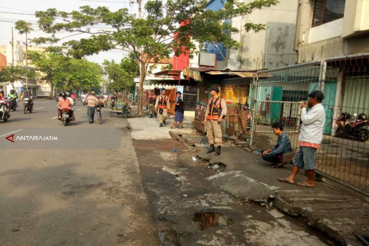 Ratusan Personel Satpol PP Surabaya Jaga Kawasan Gembong