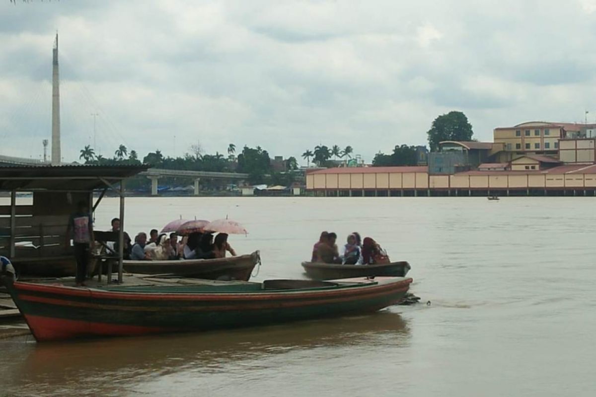 Perahu penyeberangan Sungai Batanghari