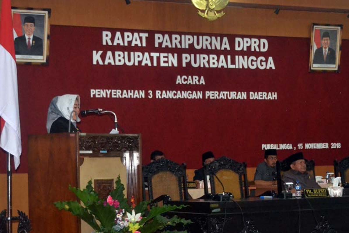 Pemkab Purbalingga serahkan tiga raperda