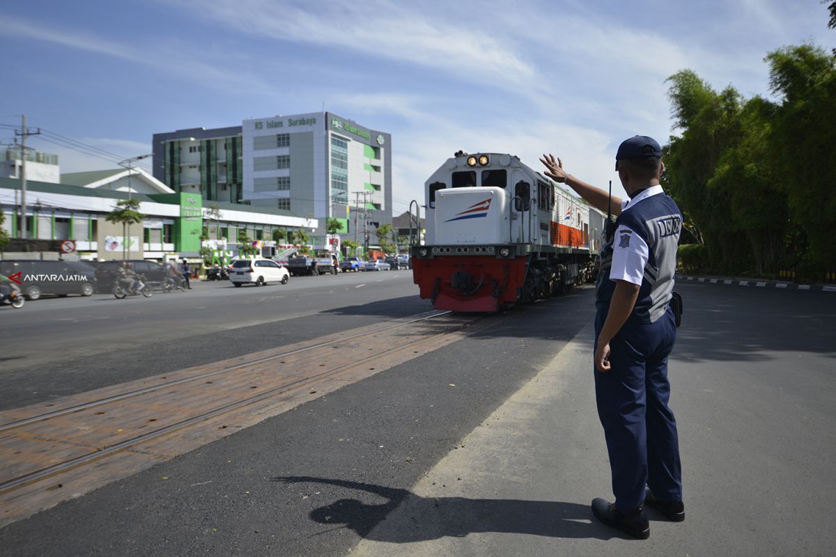 Risma Resmikan Perlintasan Kereta Api Depan RSI Surabaya