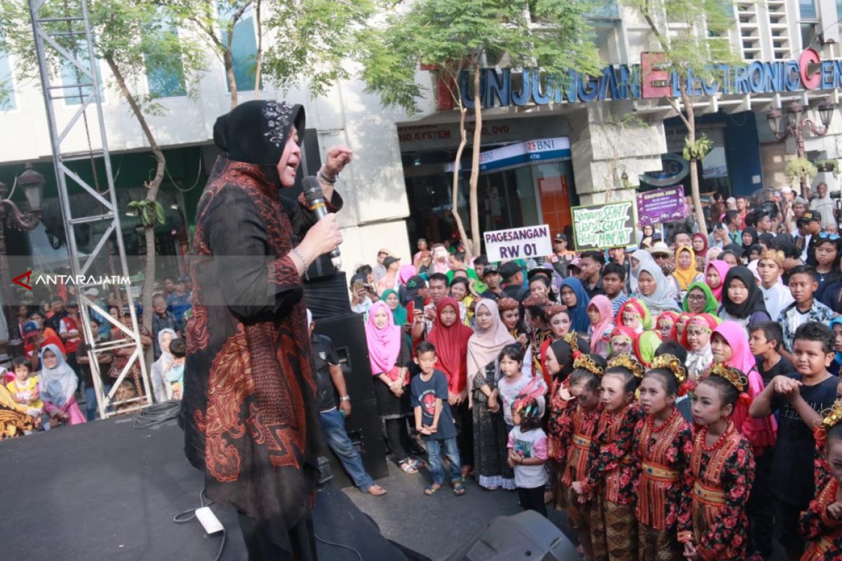 Risma Ajak Orang Tua di Surabaya Nomersatukan Anak-Anaknya