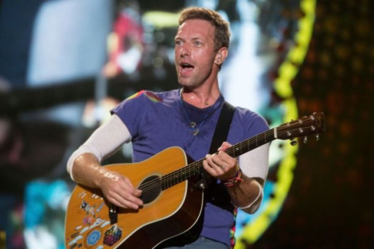 Kabar Chris Martin berciuman dengan Dua Lipa dibantah jubir