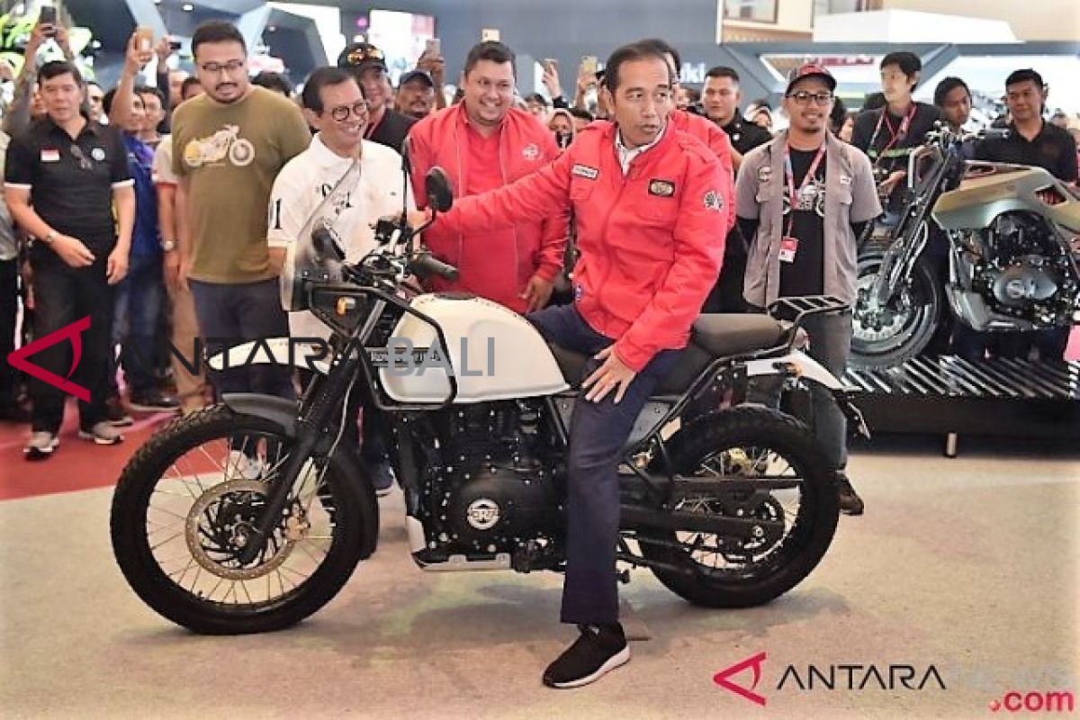 Presiden coba motor di IMOS 2018