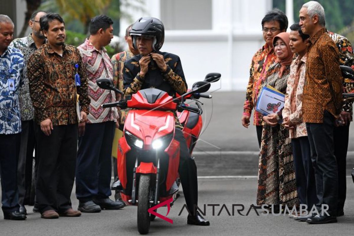 Presiden Coba Sepeda Motor Listrik Buatan ITS