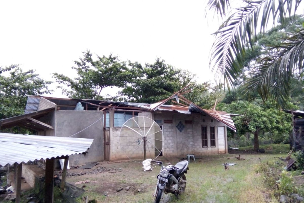 Ratusan rumah di Sidoarjo rusak akibat puting beliung