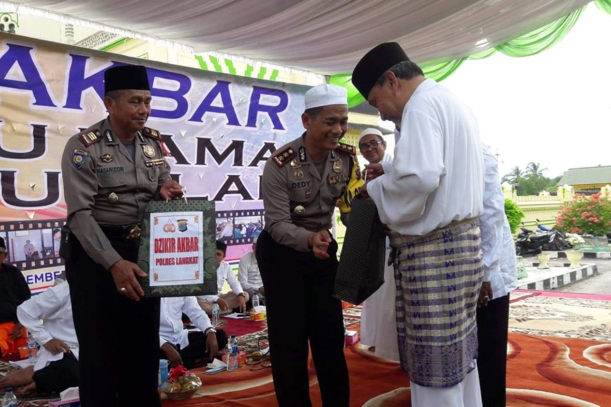 Kapolres Langkat beri cenderama buat ulama