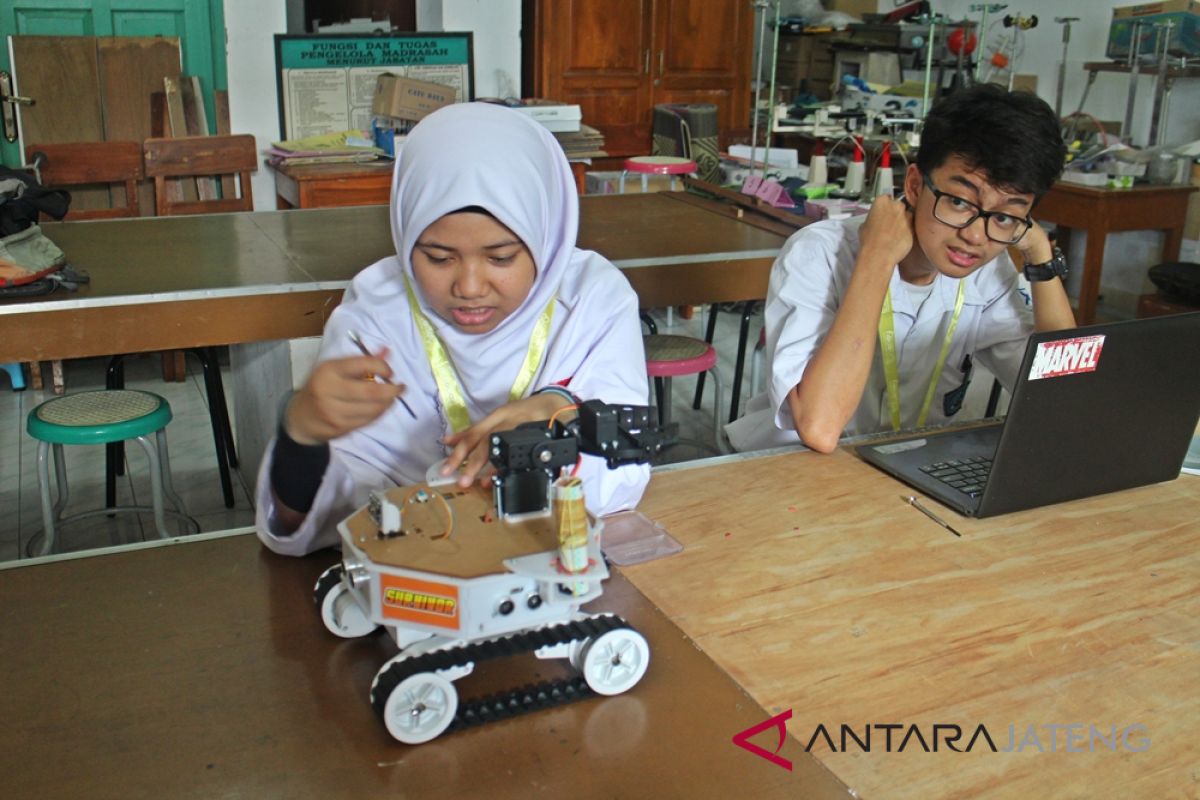 Siswa MAN 1 Solo ciptakan robot pendeteksi posisi korban bencana alam