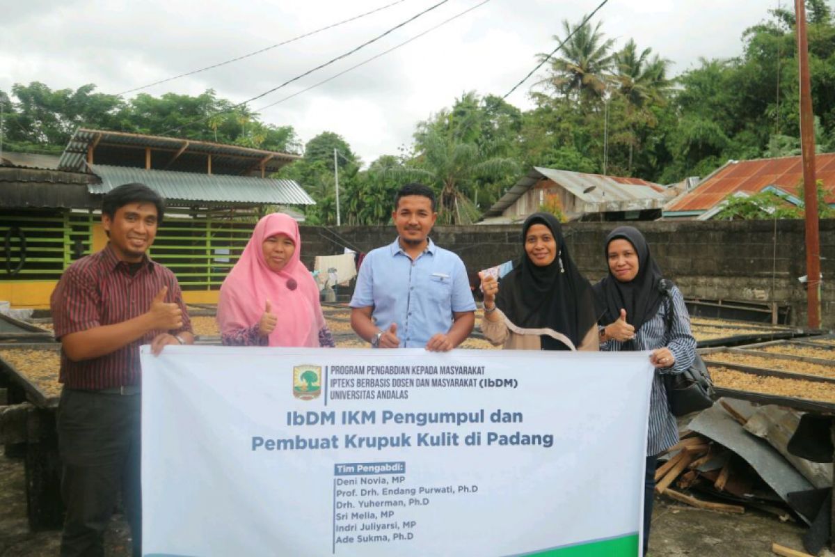 Pengabdian masyarakat Fakultas Peternakan Unand, perkuat kemajuan industri kerupuk kulit di Padang