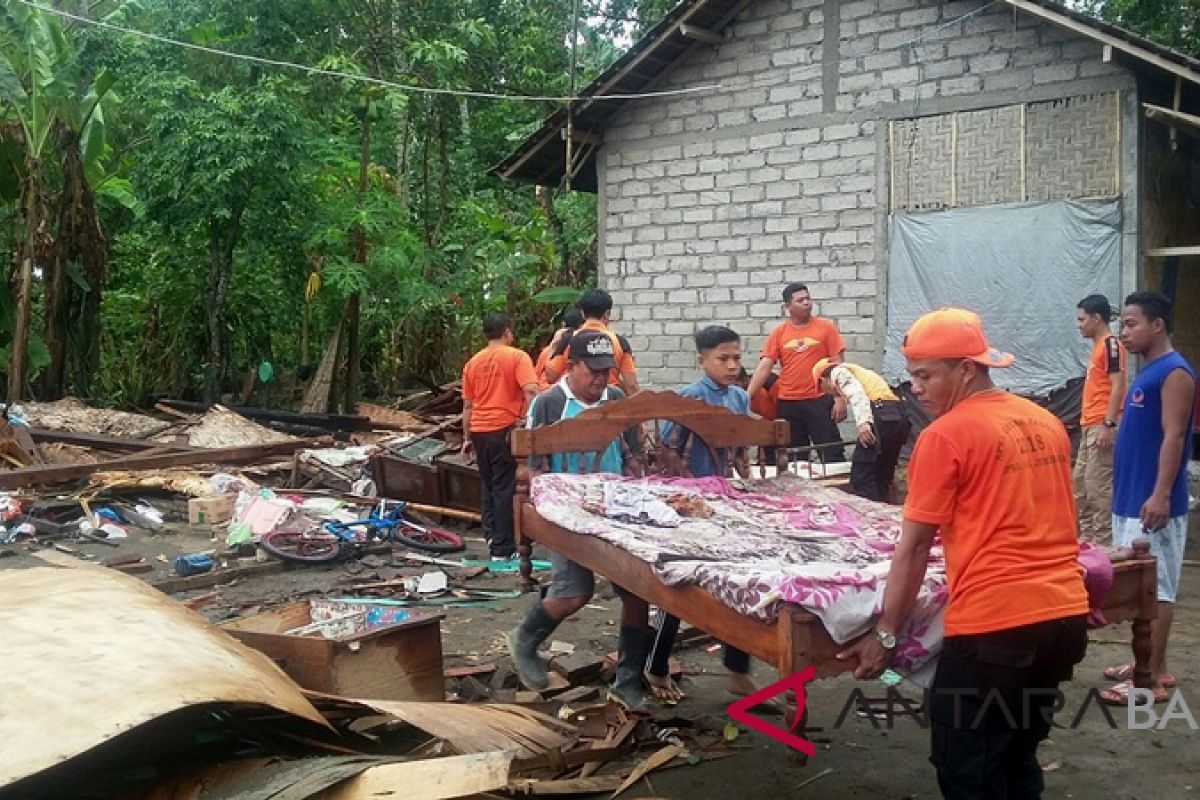 Sejumlah rumah warga Jembrana diterjang angin