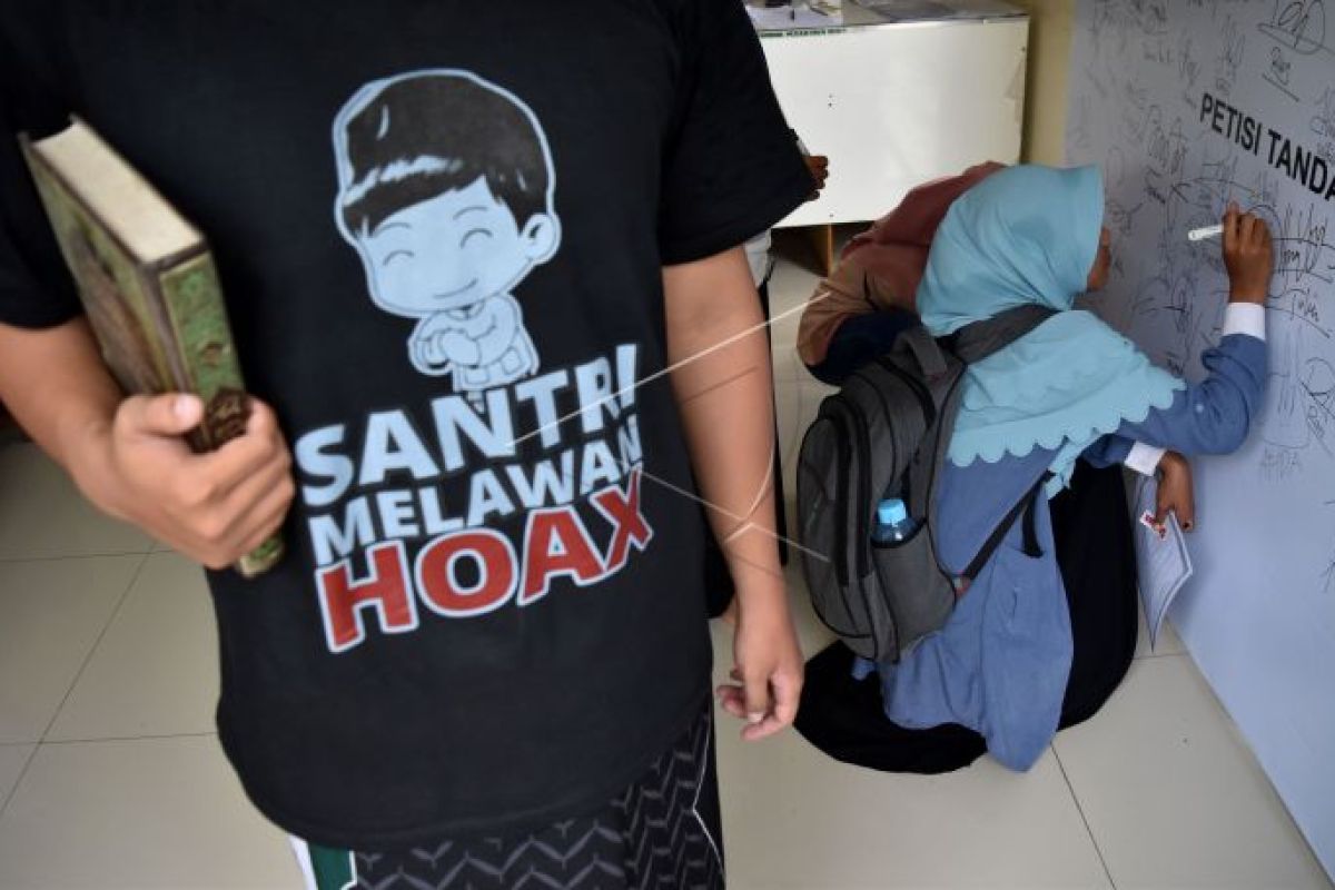 Kampanye negatif, hitam, dan hoaks