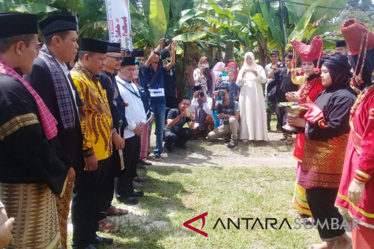 Payakumbuh Alek Silek ditabuh, siap "mambakik batang tarandam" silat asli Minangkabau