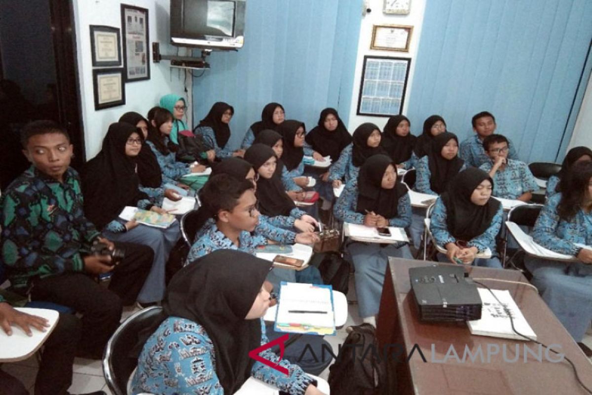Siswa SMAN 9 Bandarlampung Kunjungi LKBN ANTARA Lampung