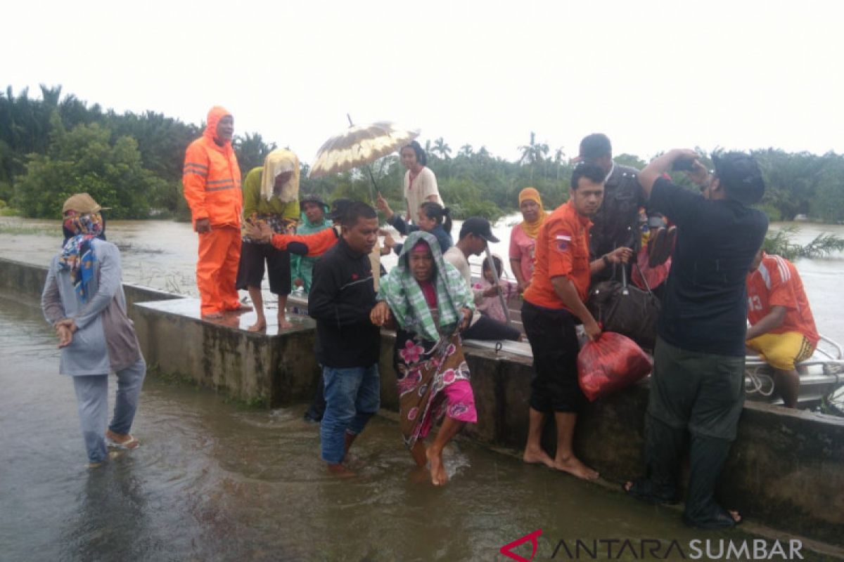 Sejumlah titik di Sasak Pasaman Barat dilanda banjir, warga dievakuasi