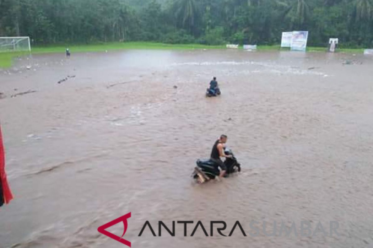 Direndam banjir,  pertandingan sepak bola Porprov Sumbar dipindahkan