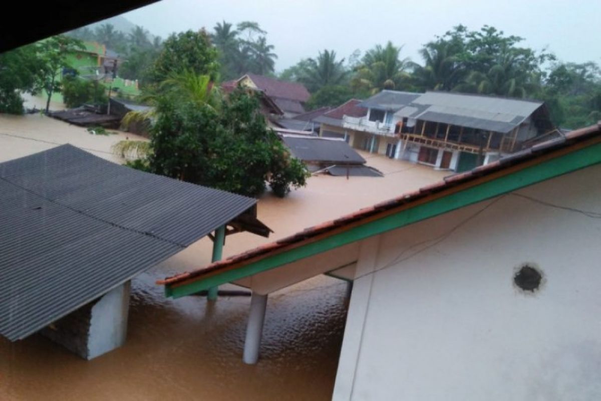 Sekolah dan rumah warga rusak diterjang banjir