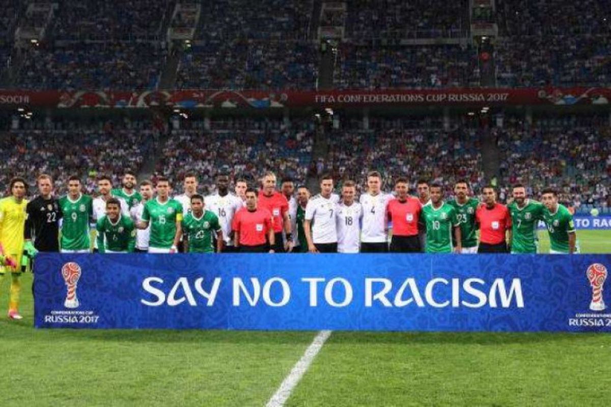 Fans sepak bola seluruh dunia dukung upaya lawan rasisme