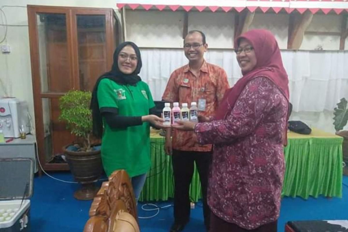 Dispangtan Padang Panjang beri dukungan pada atlet Porprov dengan bagi-bagi susu murni