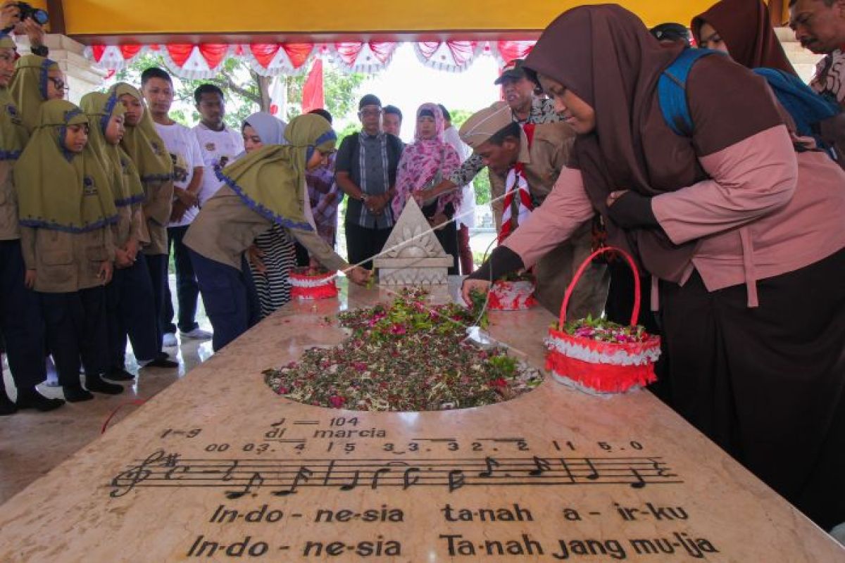 Tabur bunga di makam WR Supratman