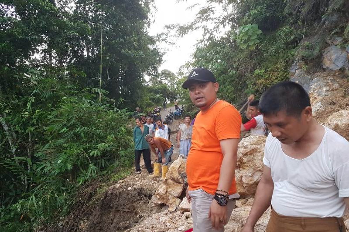 Longsor timbun akses jalan di Gunungsitoli