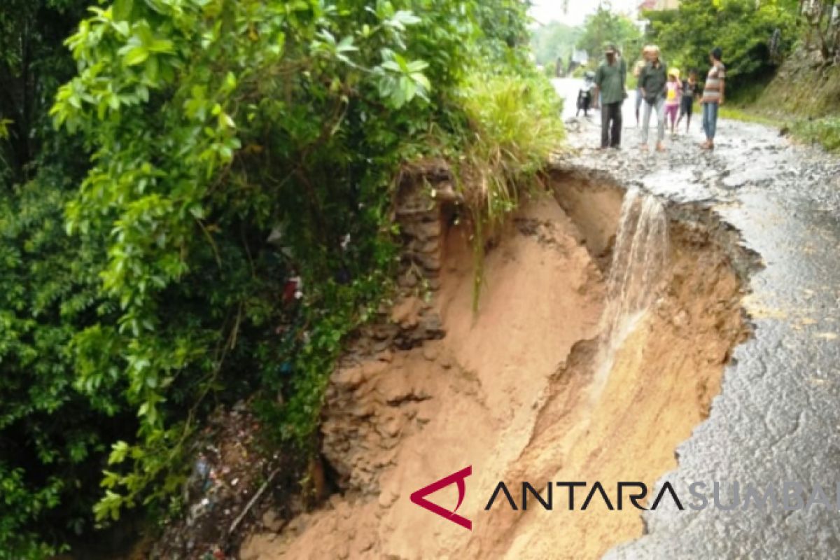 Jalan Agam-Bukittinggi terban di Palembayan