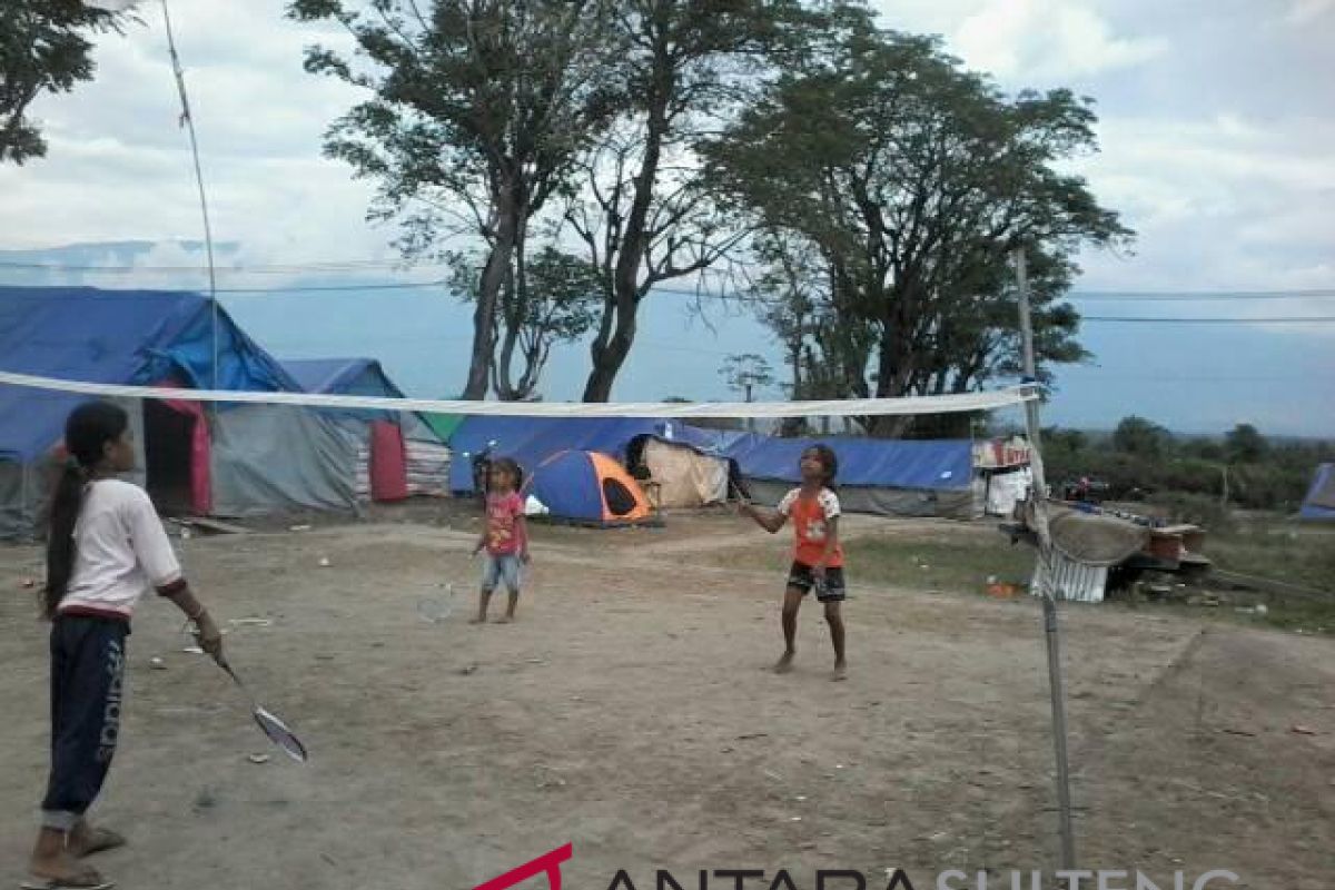 Anak pengungsi  Desa Jonoge tetap ceria