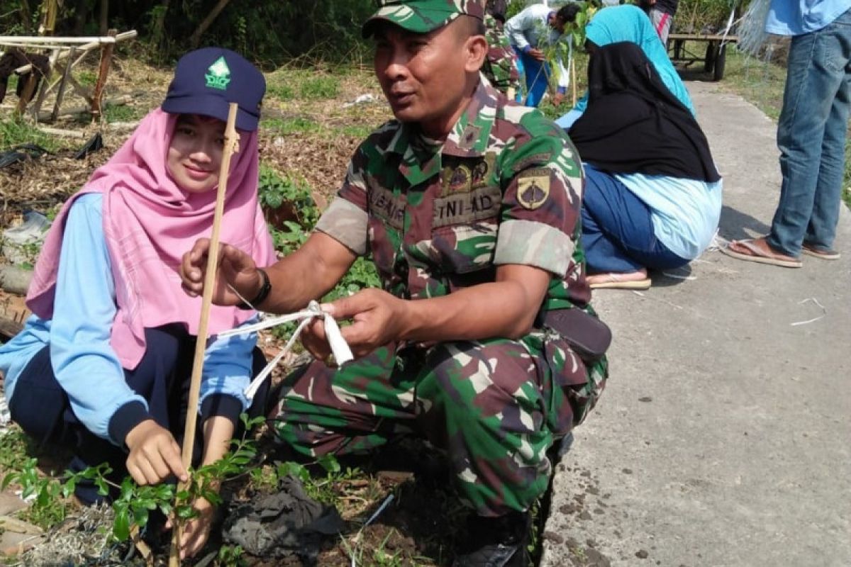 TNI-mahasiswa tanam 1.500 pohon penghijauan