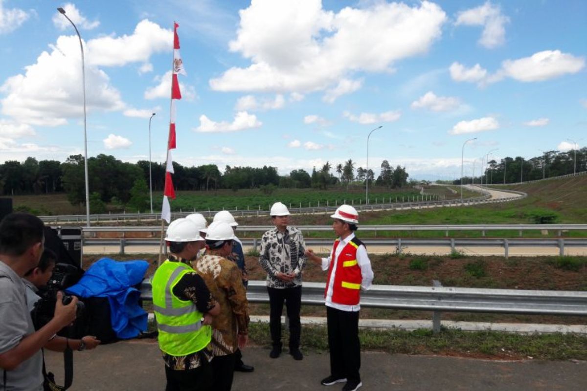 Di Lampung  Presiden Jokowi lintasi tol Trans Sumatera