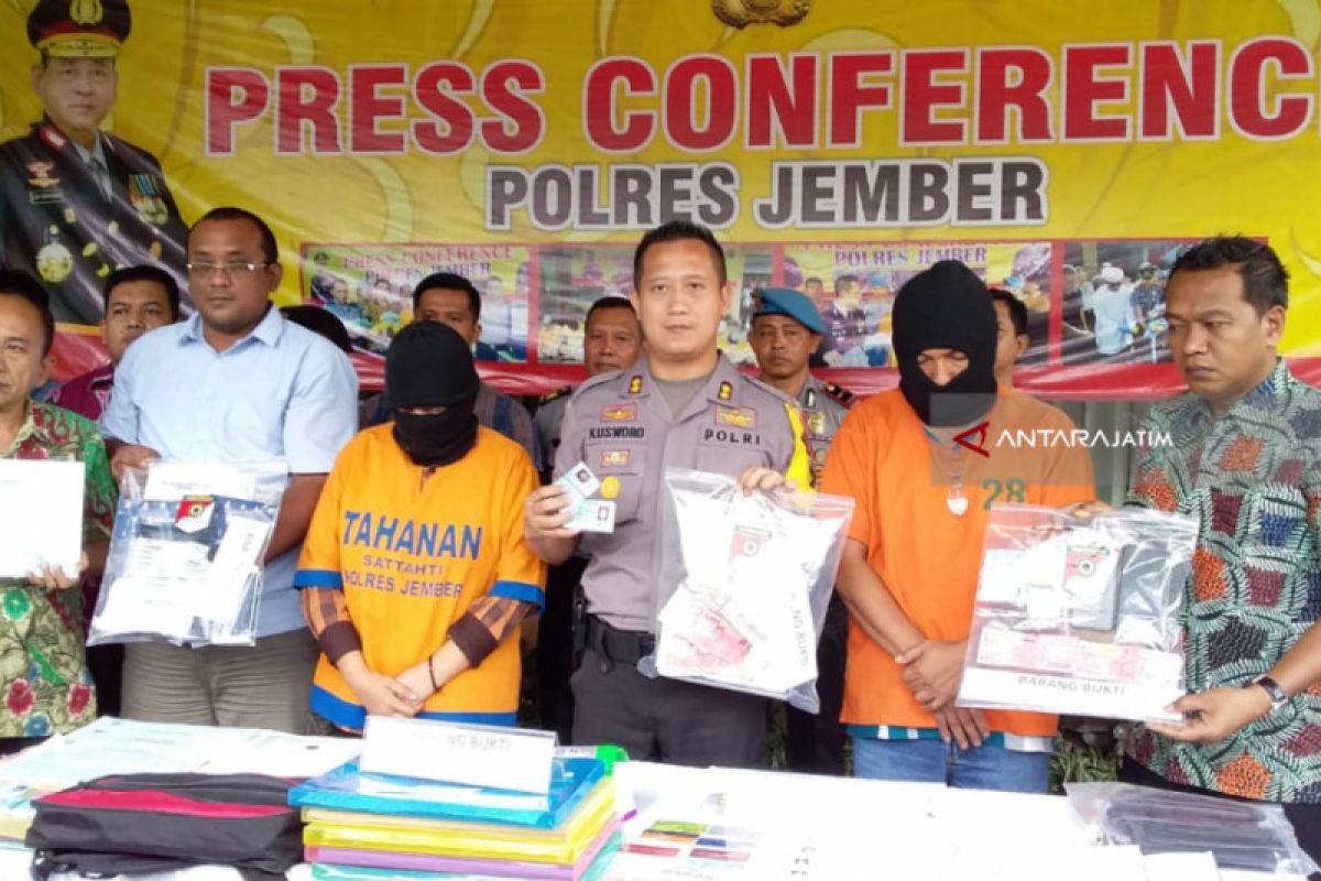 Polisi Geledah Rumah Dua Tersangka OTT Dispendukcapil Jember