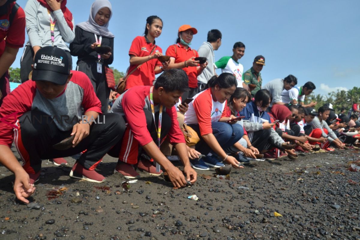 Dinas Lingkungan Hidup Gianyar lepas tukik bersama Kirab Pemuda