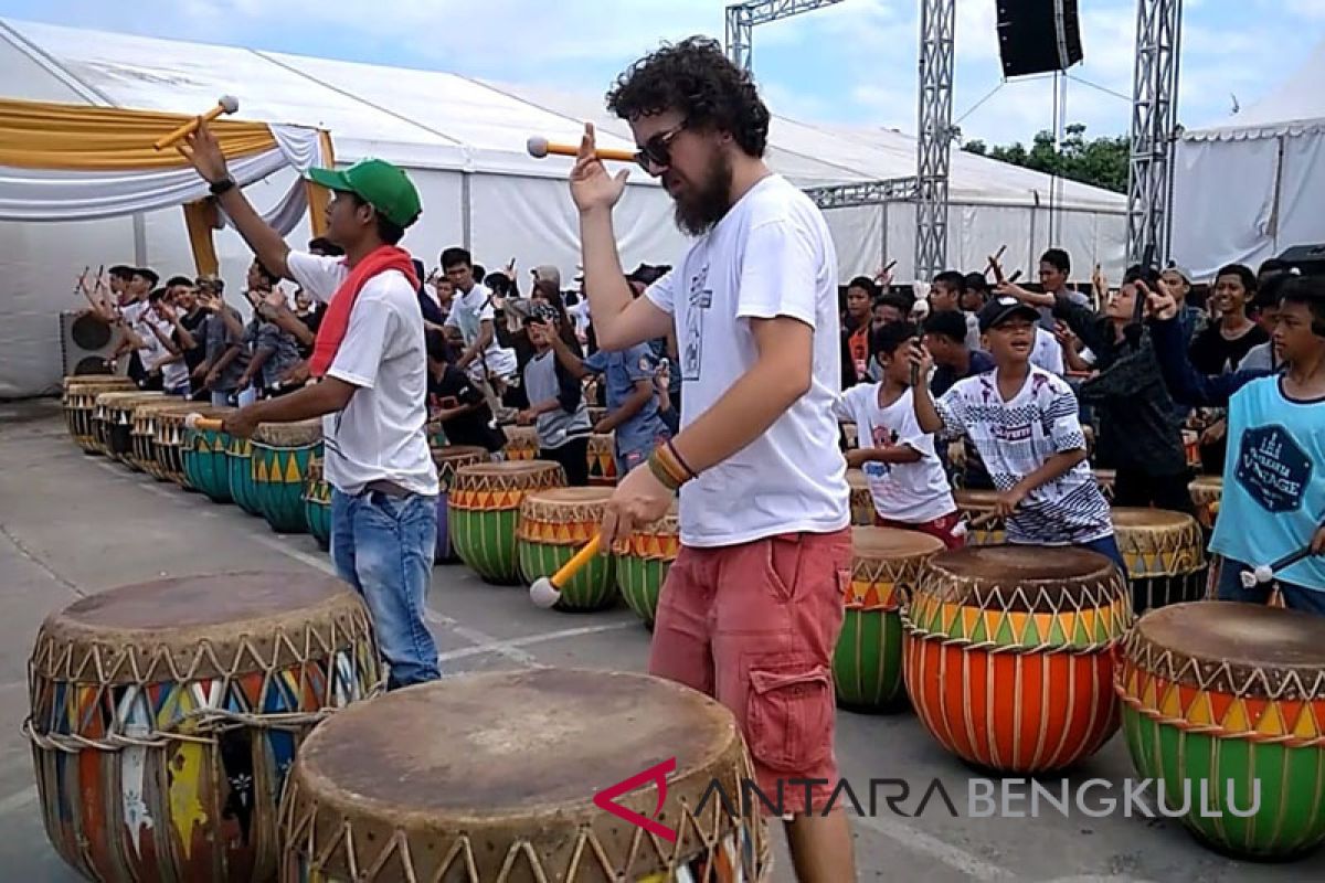 Turis antusias ikut bermain pada Festival Dol