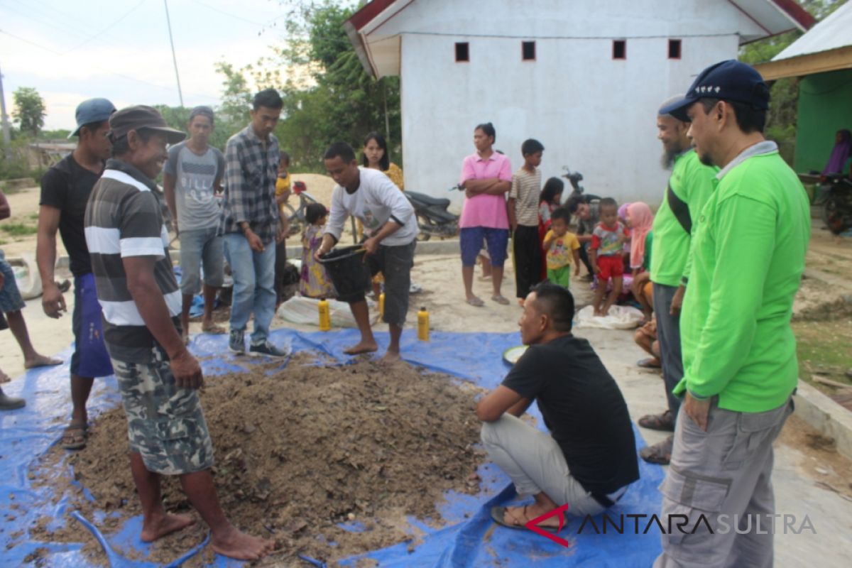 Dosen UHO edukasi warga Amasara produksi pupuk organik