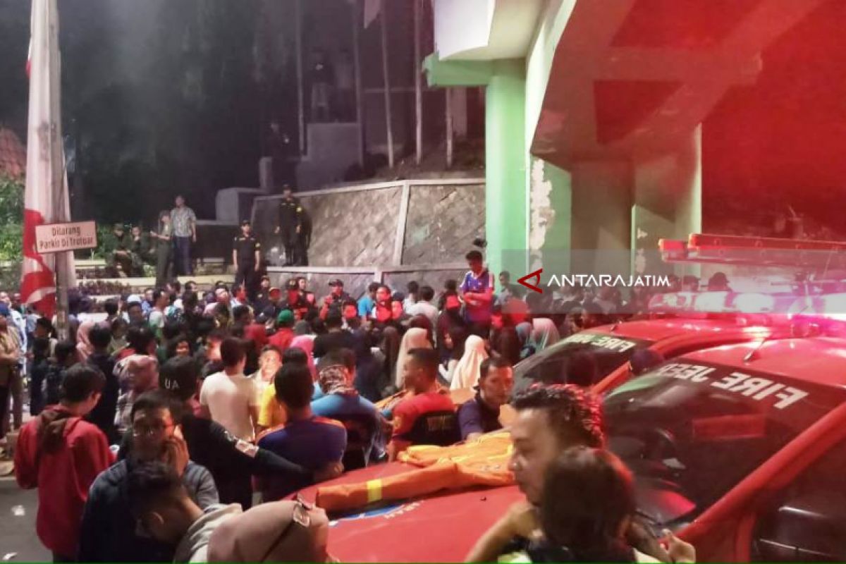 Pemkot Bantu Evakuasi Belasan Korban Drama Surabaya Membara